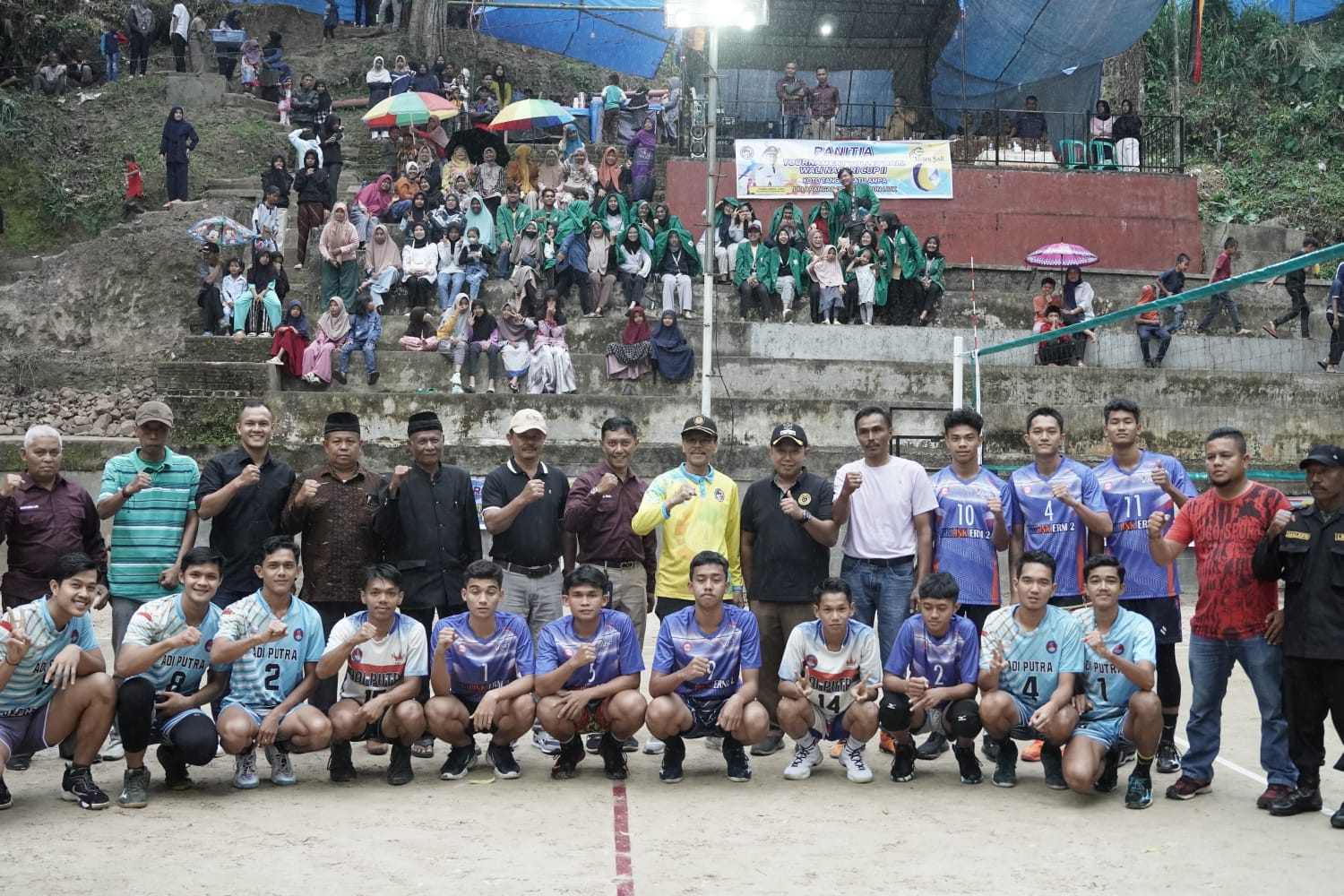 Salah satu tim volly foto bersama dengan Bupati Limapuluh Kota pada open turnamen bola voli Wali Nagari Cup ke-2 di Nagari Batu Tangah Batu Hampa 
